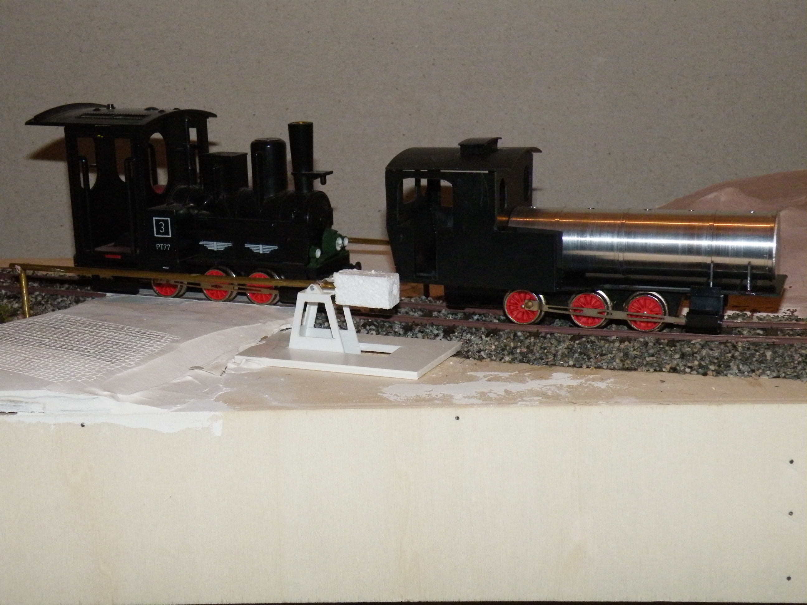 Hinten die original Faller e-Train Lok, rechts basierend auf deren Fahrwerk ein neuer Aufbau der sich an der 2s orientiert.